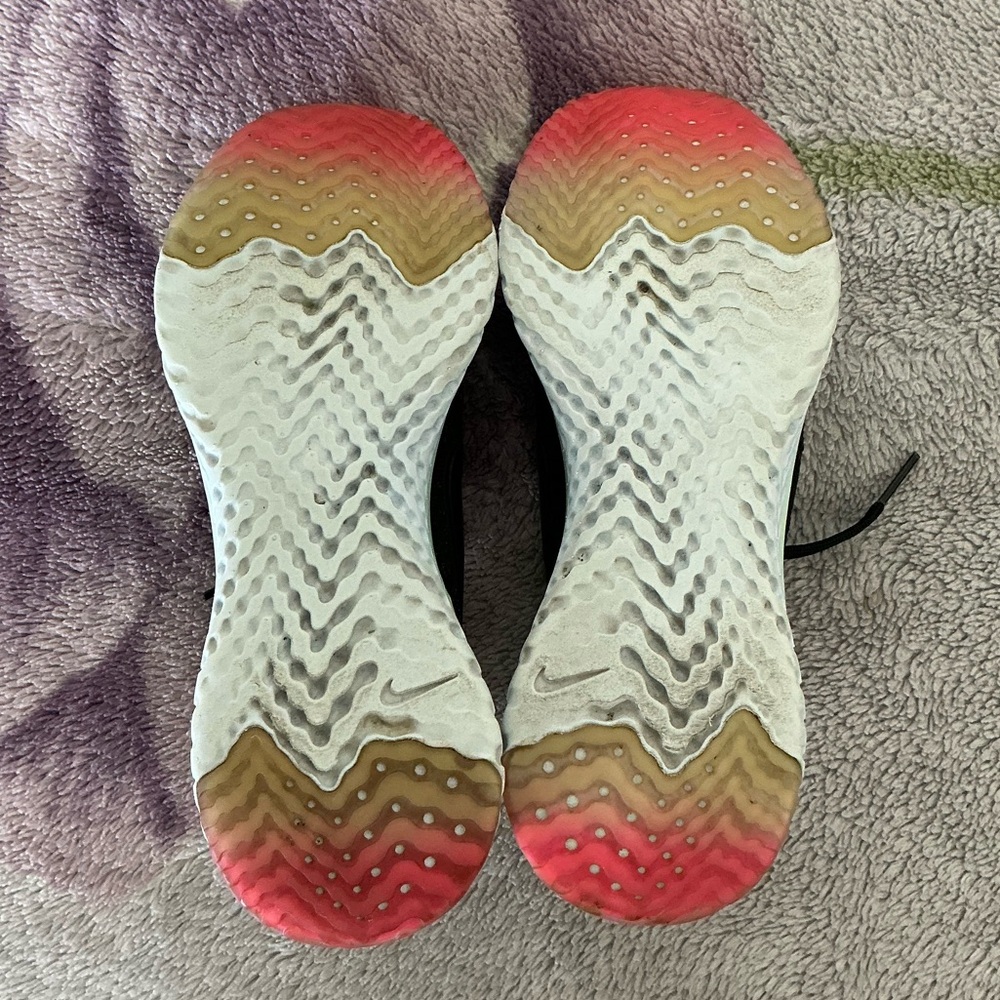 Nike Epic React Flyknit 2 Women’s Athletic Shoes - Picture 8 of 14